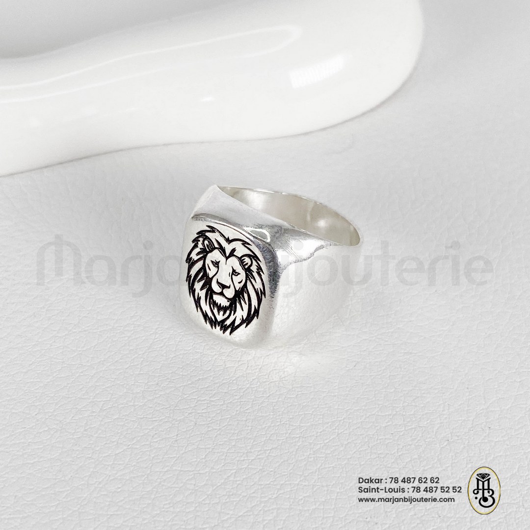 Bague chevaliére argent avec motif fond noir 8
