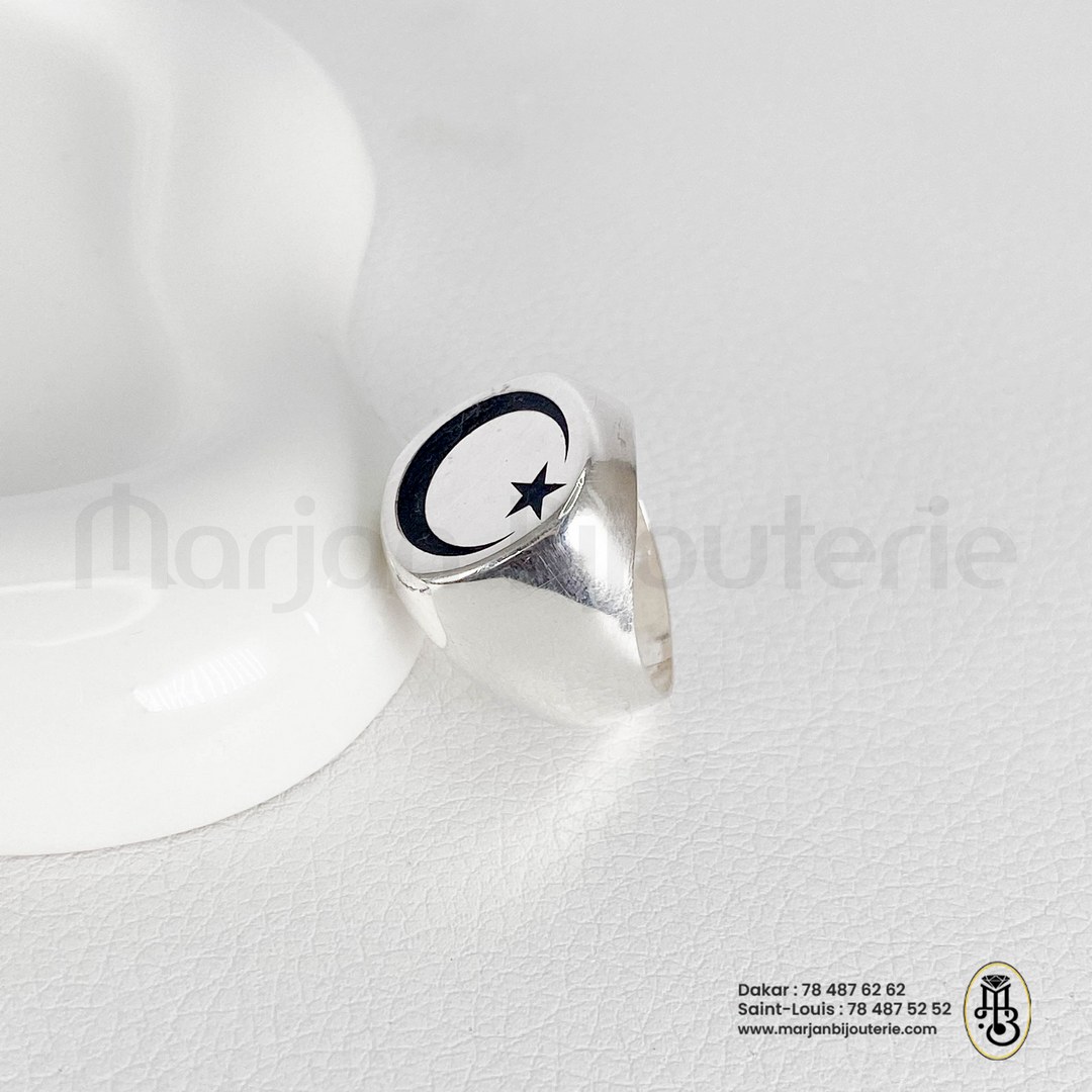 Bague chevaliére argent avec motif fond noir 4