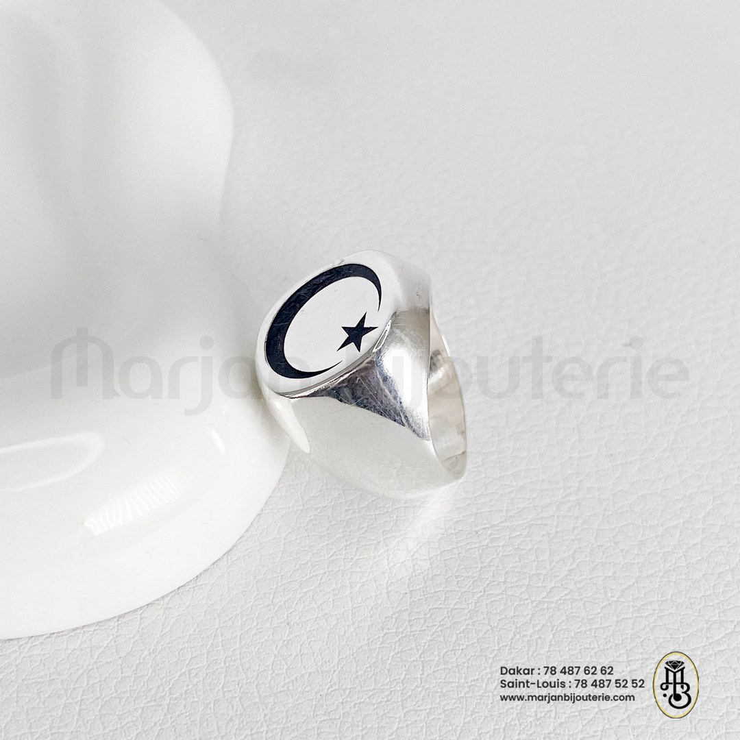 Bague chevaliére argent avec motif fond noir 4