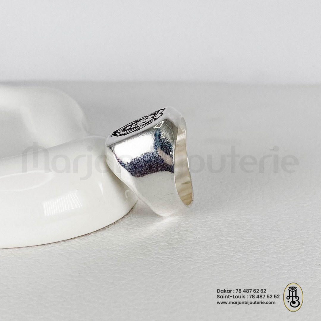 Bague chevaliére argent avec motif fond noir 8