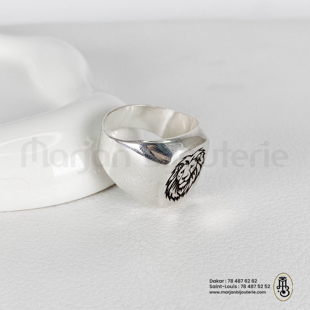 Bague chevaliére argent avec motif fond noir 8