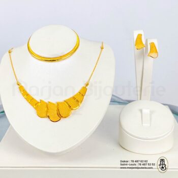 Parure « Prestige & Dentelle D'Or » 18K – Fait référence au travail finement texturé des pièces.